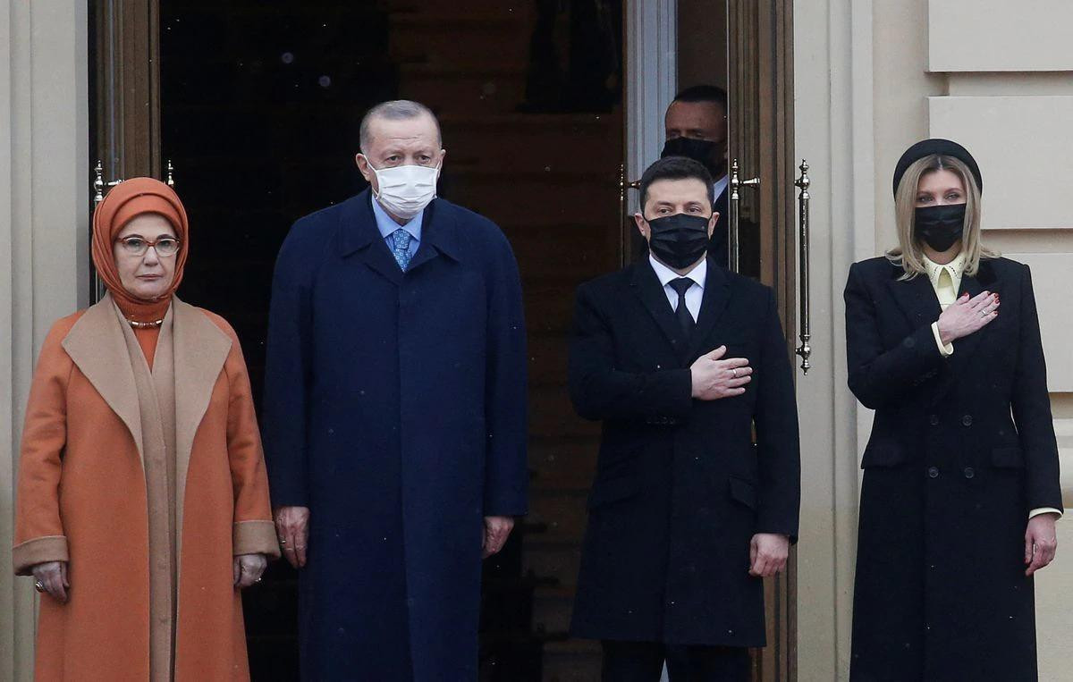 Ông Erdogan và phu nhân Emine Erdogan (bên trái) đứng cạnh ông Zelensky và phu nhân Olena Zelenska trong lễ đón hôm 3/2 tại Kiev (Ukraine). Ảnh: Reuters Ông Erdogan và phu nhân Emine Erdogan (bên trái) đứng cạnh ông Zelensky và phu nhân Olena Zelenska trong lễ đón hôm 3/2 tại Kiev (Ukraine). Ảnh: Reuters