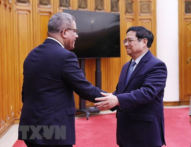 Thủ tướng Phạm Minh Chính và ông Alok Sharma, Bộ trưởng, Chủ tịch Hội nghị Liên hợp quốc về Biến đổi khí hậu lần thứ 26. (Ảnh: Dương Giang/TTXVN)