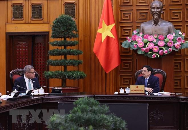Thủ tướng Phạm Minh Chính tiếp ông Alok Sharma, Bộ trưởng, Chủ tịch Hội nghị Liên hợp quốc về Biến đổi khí hậu lần thứ 26. (Ảnh: Dương Giang/TTXVN)
