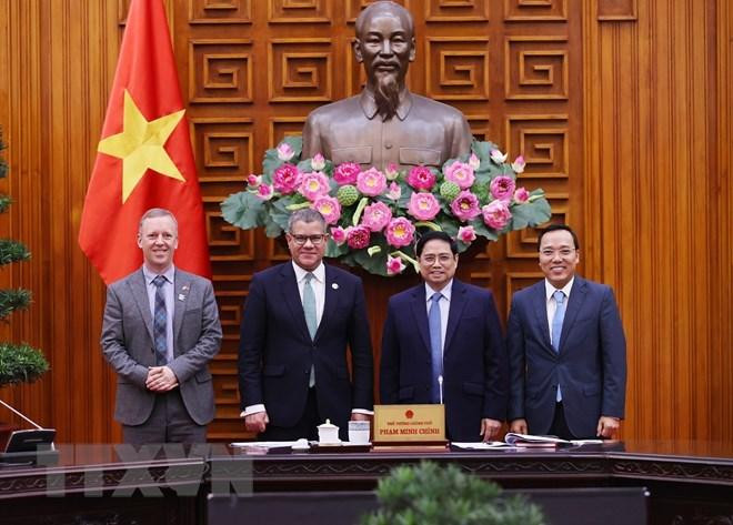 Thủ tướng Phạm Minh Chính và ông Alok Sharma, Bộ trưởng, Chủ tịch Hội nghị Liên hợp quốc về Biến đổi khí hậu lần thứ 26. (Ảnh: Dương Giang/TTXVN)