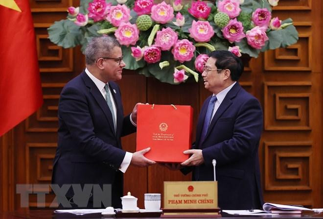 Thủ tướng Phạm Minh Chính tặng quà lưu niệm cho ông Alok Sharma. (Ảnh: Dương Giang/TTXVN)