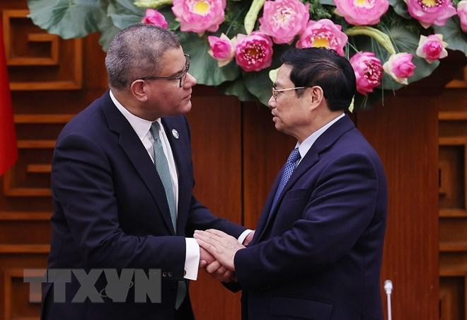 Thủ tướng Phạm Minh Chính và ông Alok Sharma, Bộ trưởng, Chủ tịch Hội nghị Liên hợp quốc về Biến đổi khí hậu lần thứ 26. (Ảnh: Dương Giang/TTXVN)