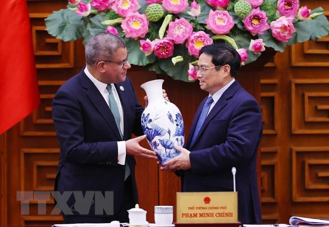 Thủ tướng Phạm Minh Chính tặng quà lưu niệm cho ông Alok Sharma. (Ảnh: Dương Giang/TTXVN)