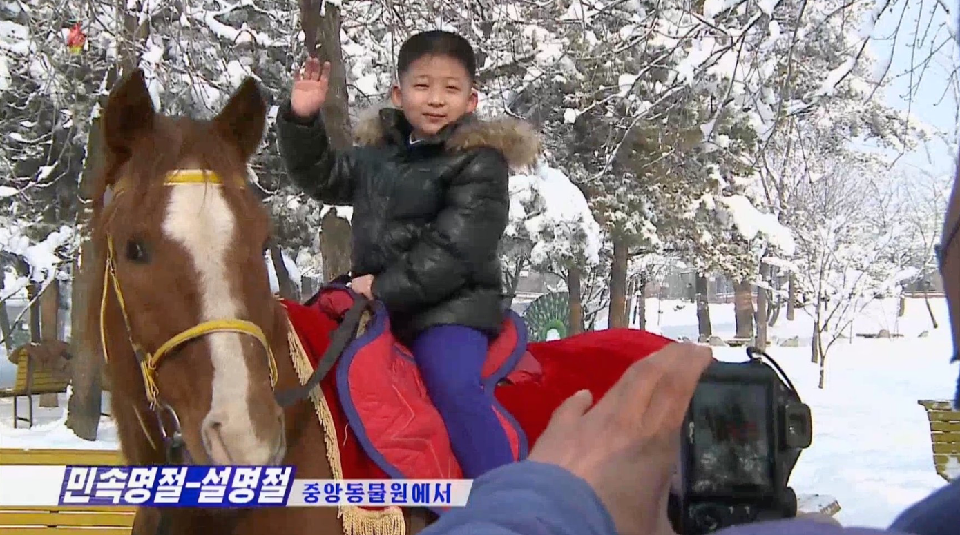 Một bé trai đi chơi sở thú ở thủ đô Bình Nhưỡng nhân dịp nghỉ Tết Nguyên đán. Ảnh: KCTV Một bé trai đi chơi sở thú ở thủ đô Bình Nhưỡng nhân dịp nghỉ Tết Nguyên đán. Ảnh: KCTV