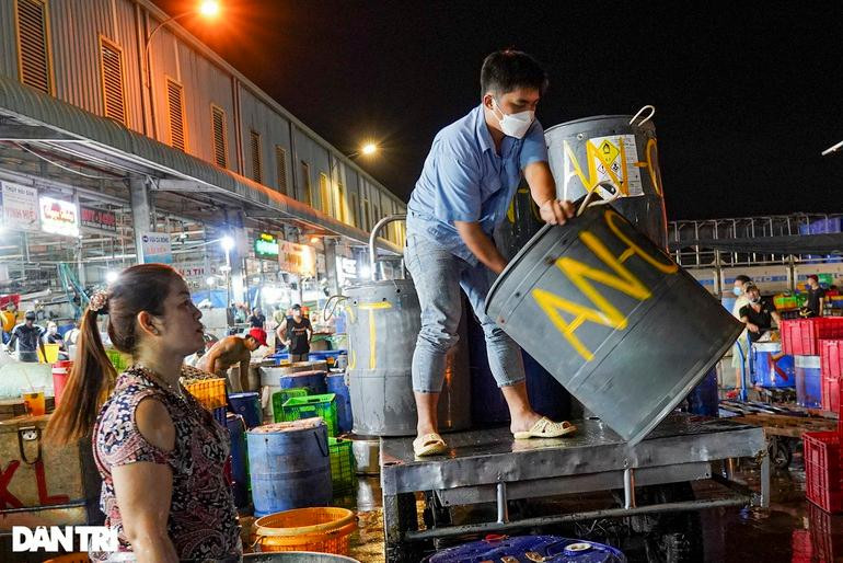 Cá lóc đựng trong các thùng nhựa được vận chuyển đến cổng chợ Bình Điền bằng xe tải, sau đó nhân viên của các sạp cá sẽ dùng các xe nhỏ hơn để đưa cá vào chợ. Cá lóc đựng trong các thùng nhựa được vận chuyển đến cổng chợ Bình Điền bằng xe tải, sau đó nhân viên của các sạp cá sẽ dùng các xe nhỏ hơn để đưa cá vào chợ.