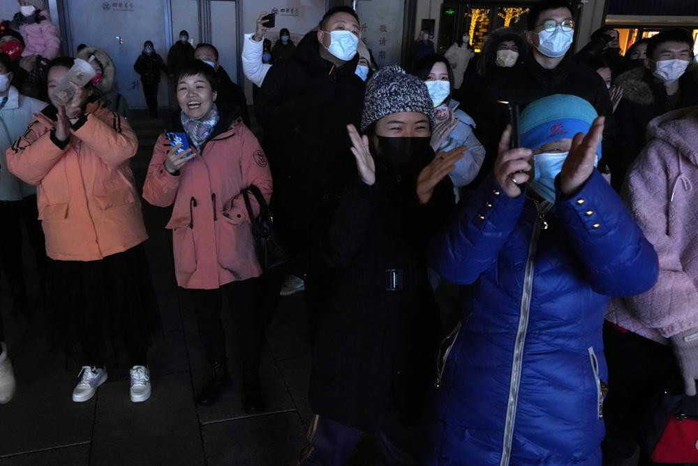 Người dân Bắc Kinh vỡ oà sung sướng khi đội nhà Trung Quốc giành Huy chương Vàng đầu tiên hôm 5/2. Ảnh: AP Người dân Bắc Kinh vỡ oà sung sướng khi đội nhà Trung Quốc giành Huy chương Vàng đầu tiên hôm 5/2. Ảnh: AP