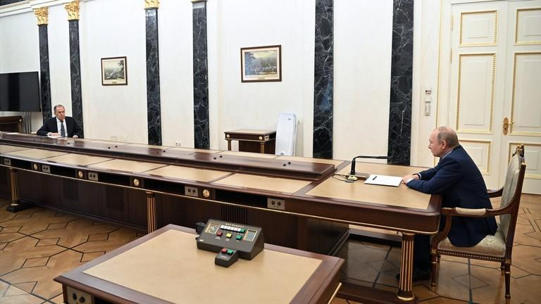 Tổng thống Nga Putin họp với Ngoại trưởng Lavrov tại Điện Kremlin. Ảnh: Sputnik Tổng thống Nga Putin họp với Ngoại trưởng Lavrov tại Điện Kremlin. Ảnh: Sputnik