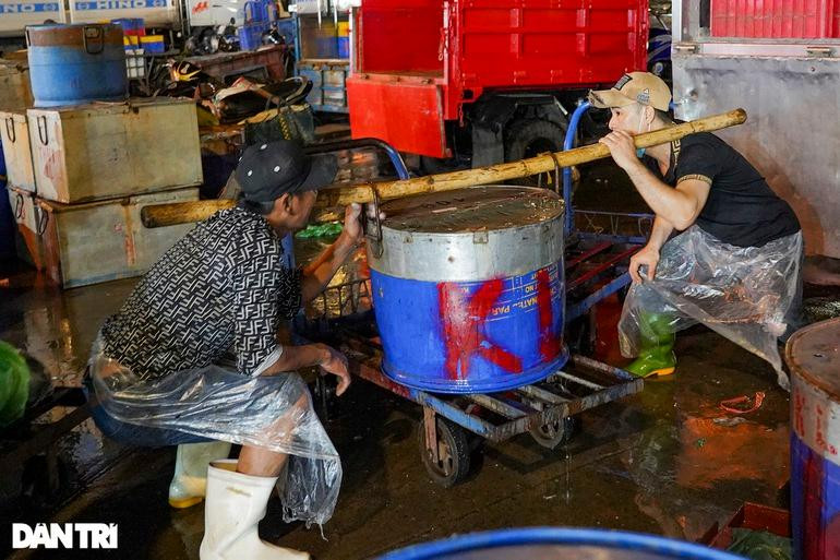 Cá tiếp tục được đưa lại vào thùng có nước để khách vận chuyển về nhà vẫn còn tươi sống. Cá tiếp tục được đưa lại vào thùng có nước để khách vận chuyển về nhà vẫn còn tươi sống.