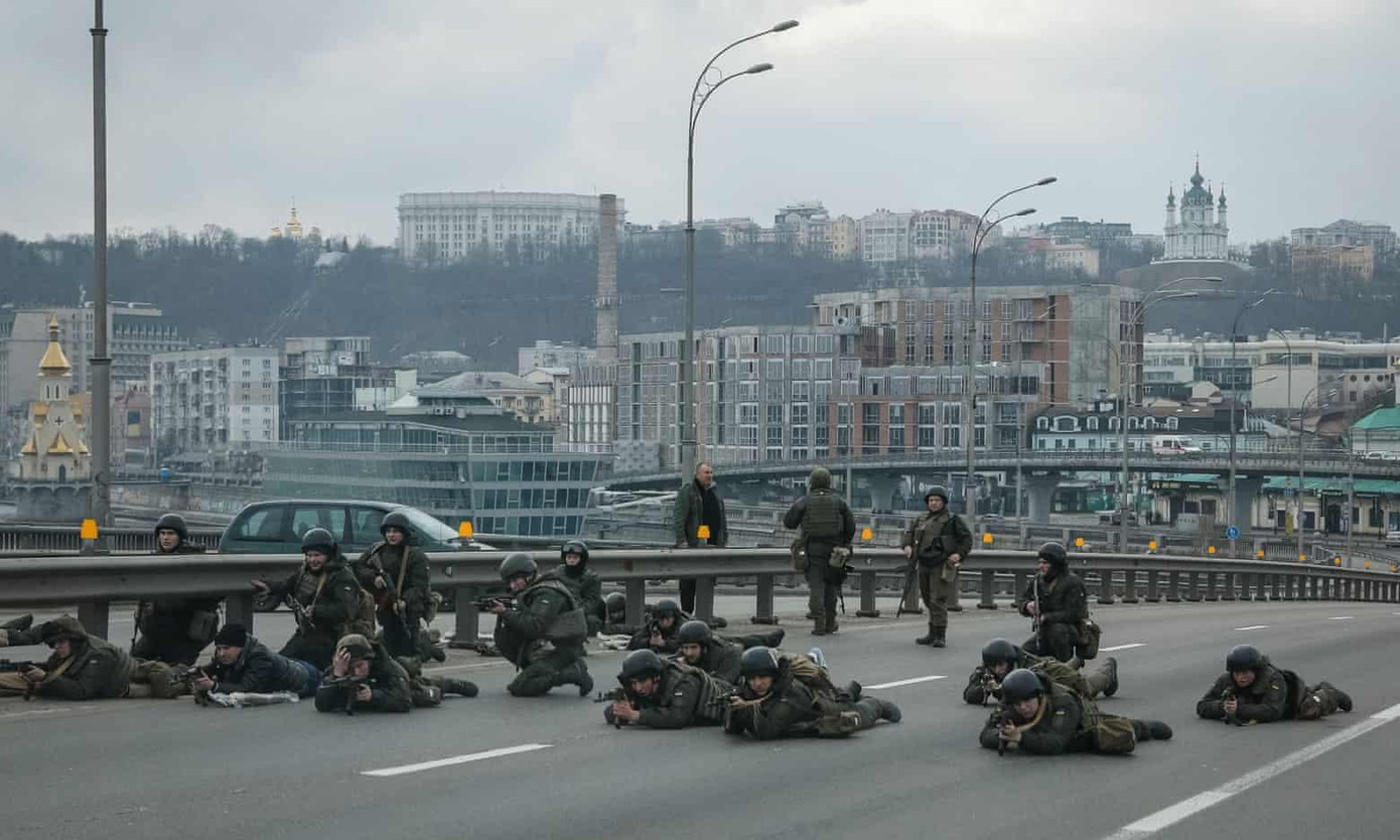 Binh sĩ Ukraine ở Kiev. Ảnh: Reuters