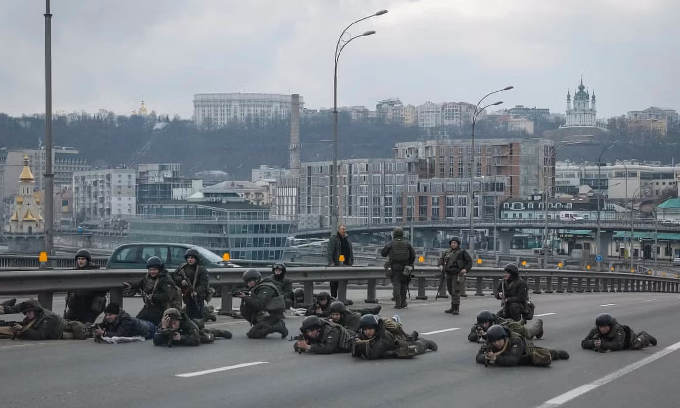 Binh sĩ Ukraine ở Kiev. Ảnh: Reuters