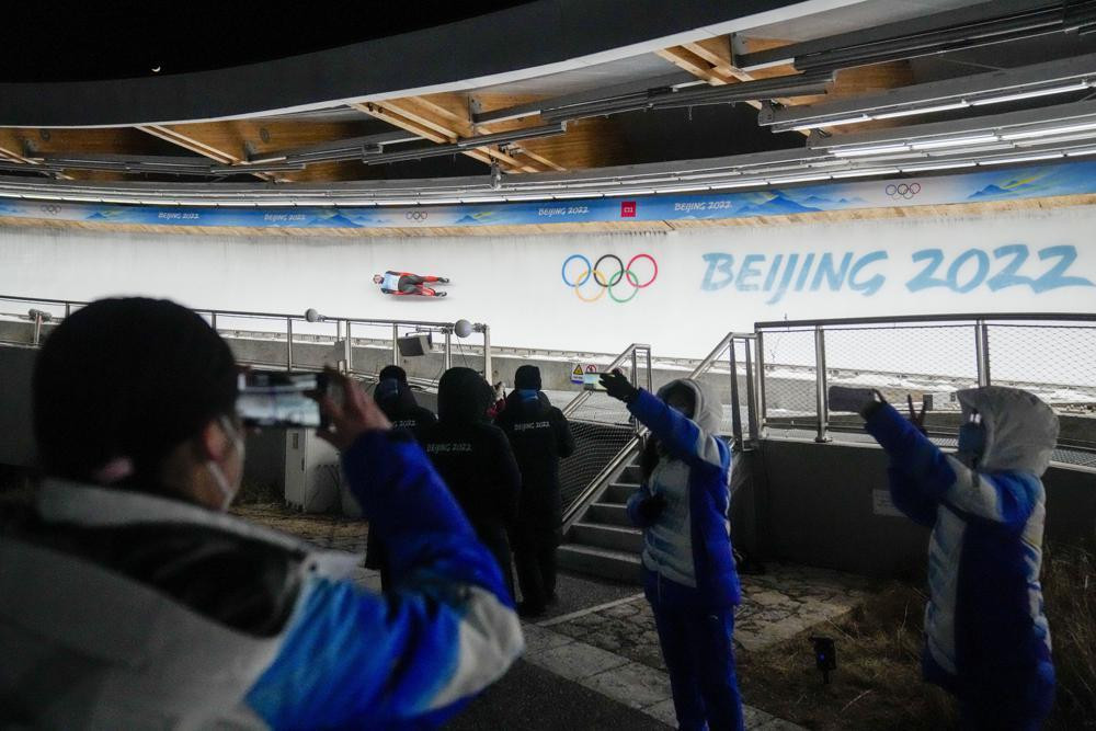 Vận động viên Fan Duoyao của Trung Quốc thi đấu môn trượt băng nằm ngửa hôm 5/2. Ảnh: AP Vận động viên Fan Duoyao của Trung Quốc thi đấu môn trượt băng nằm ngửa hôm 5/2. Ảnh: AP