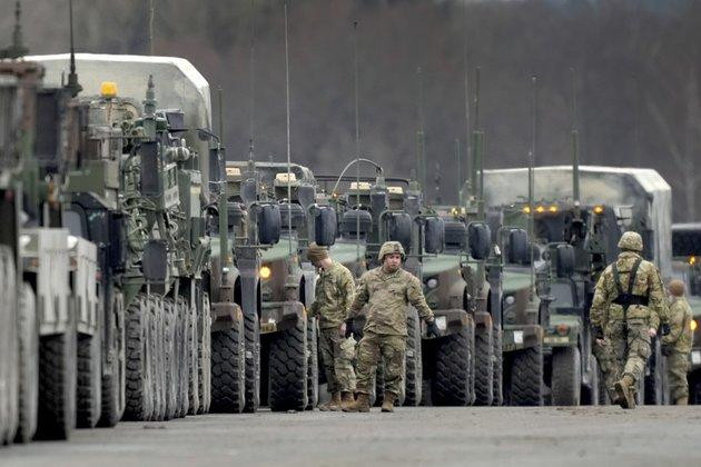 Binh sĩ Mỹ ở Đức chuẩn bị lên đường đến Romania hôm 9/2. Ảnh: AP Binh sĩ Mỹ ở Đức chuẩn bị lên đường đến Romania hôm 9/2. Ảnh: AP