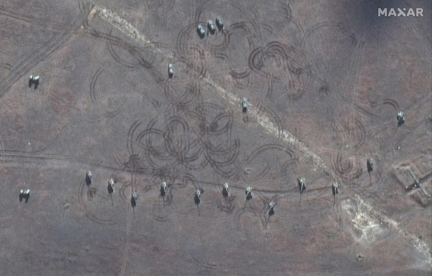 Các bệ phóng tên lửa và pháo tự hành ở Novoozernoye, Crimea. Ảnh: Maxar Các bệ phóng tên lửa và pháo tự hành ở Novoozernoye, Crimea. Ảnh: Maxar