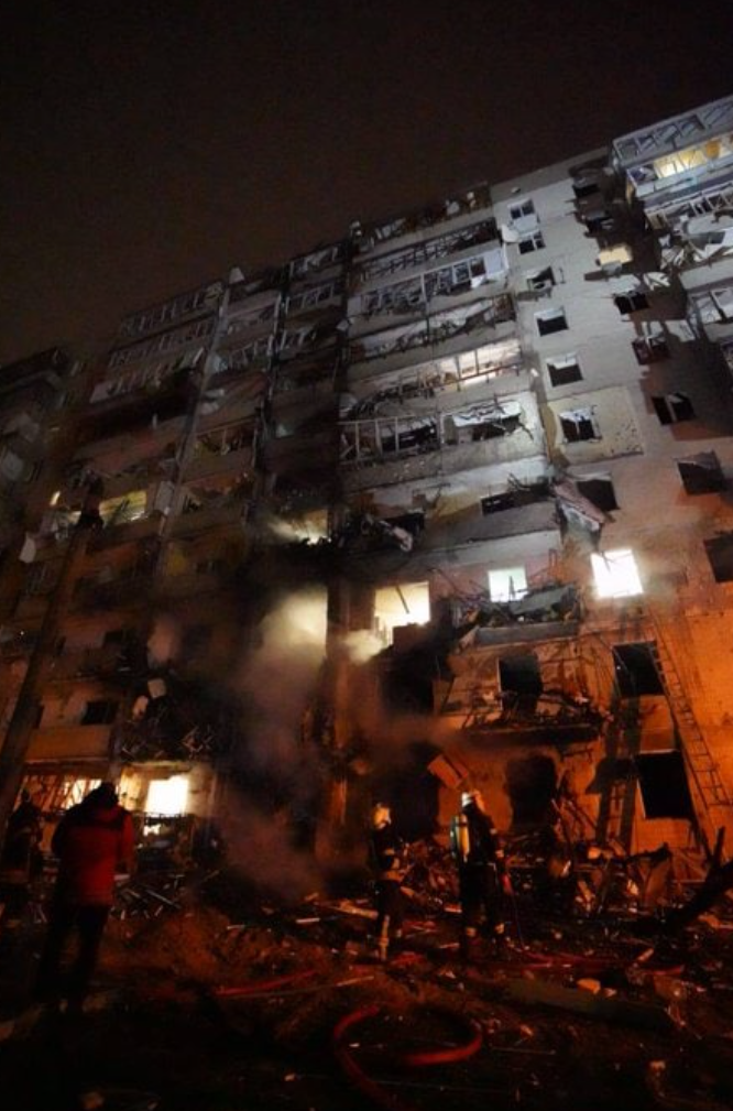 Một toà chung cư bị cháy rụi ở Kiev. Ảnh: RT Một toà chung cư bị cháy rụi ở Kiev. Ảnh: RT