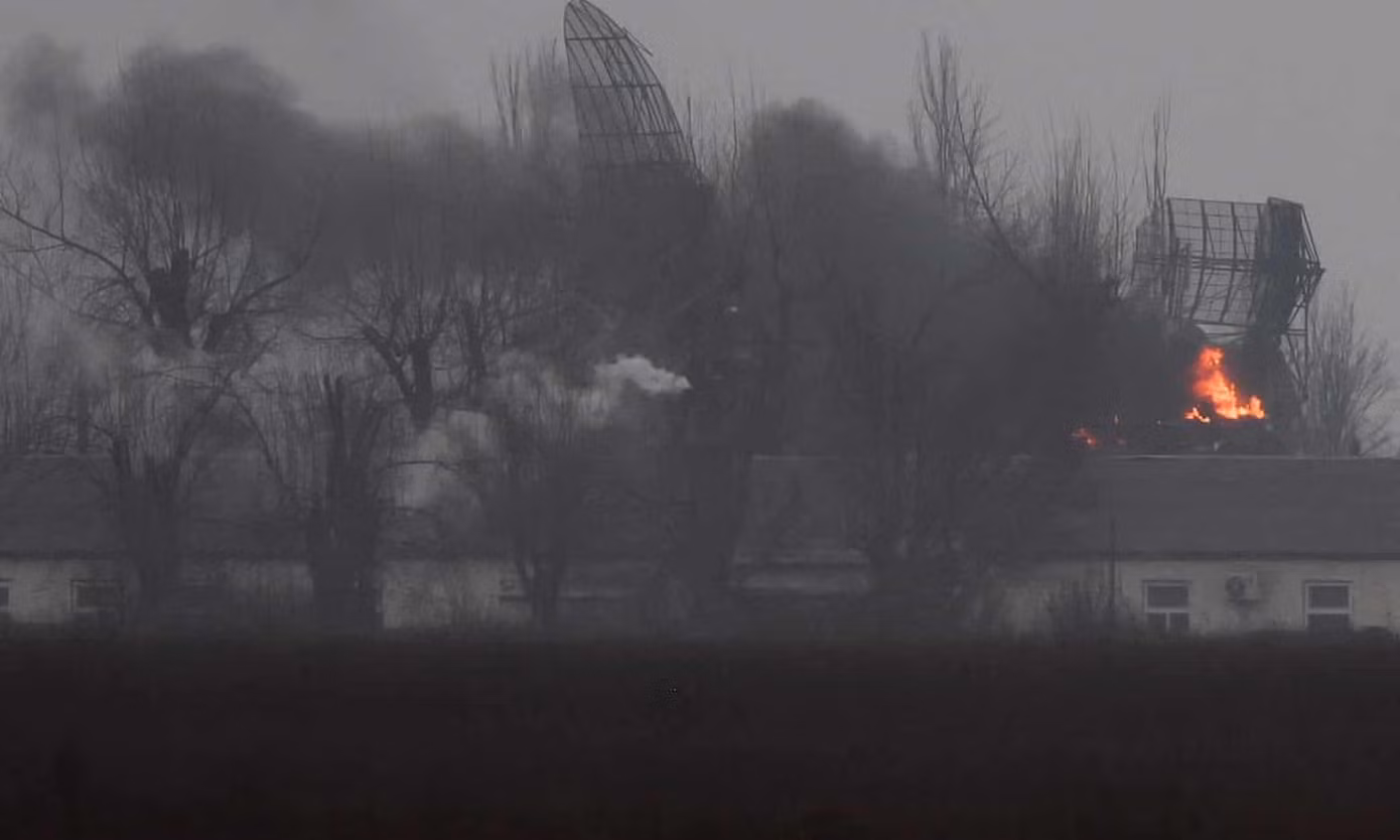 Đám cháy tại một cơ sở quân sự gần sân bay ở Mariupol (Ukraine). Ảnh: Reuters Đám cháy tại một cơ sở quân sự gần sân bay ở Mariupol (Ukraine). Ảnh: Reuters