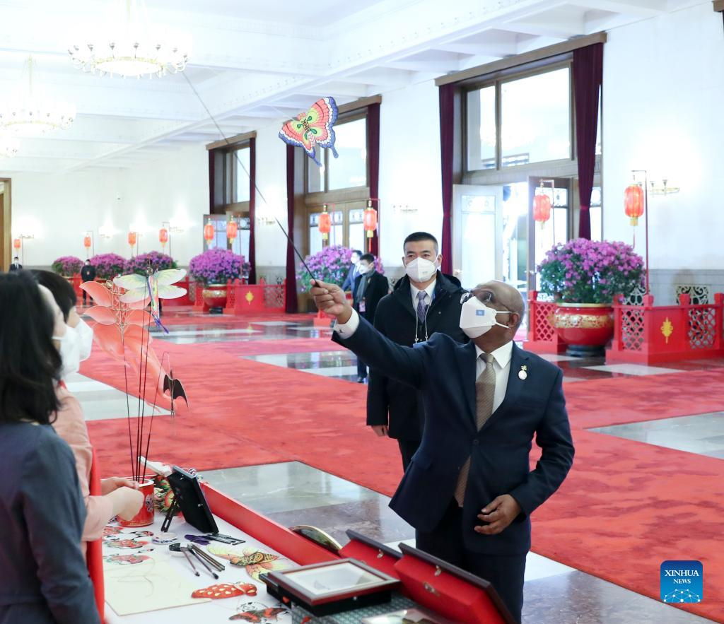 Chủ tịch Đại hội đồng Liên hợp quốc Abdulla Shahid trải nghiệm chơi diều. Ảnh: Tân Hoa Xã Chủ tịch Đại hội đồng Liên hợp quốc Abdulla Shahid trải nghiệm chơi diều. Ảnh: Tân Hoa Xã