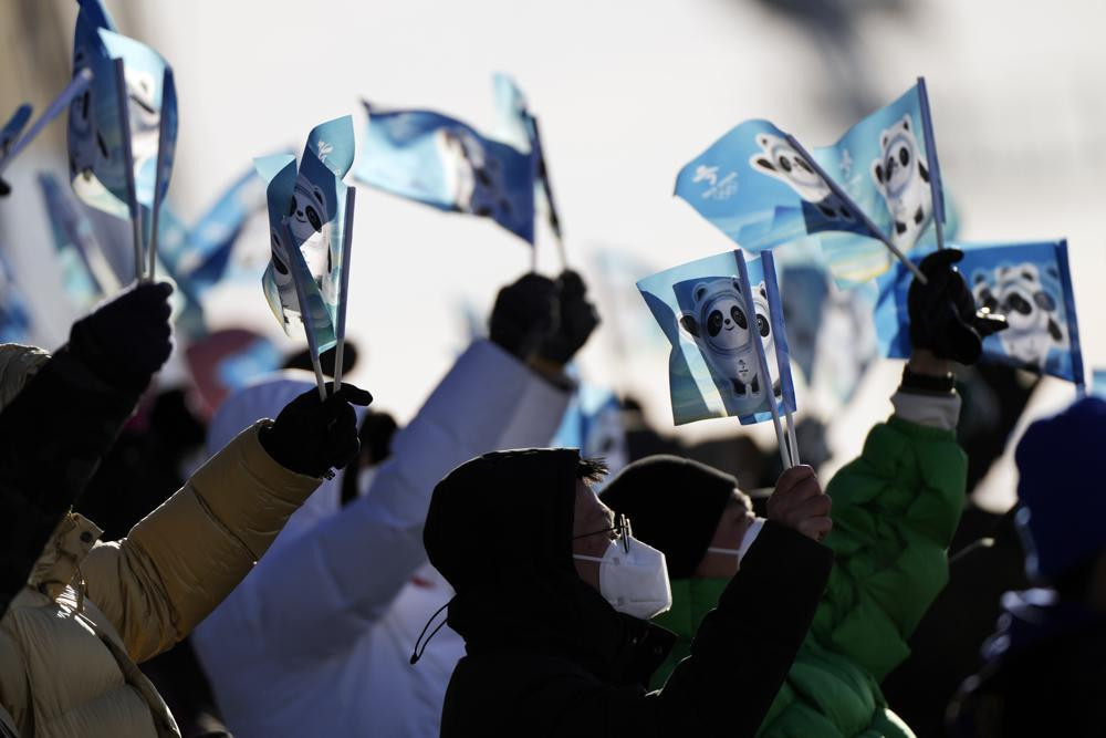 Khán giả vẫy cờ cổ vũ trước trận chung kết trượt tuyết tự do vượt dốc hôm 6/2 ở Trương Gia Khẩu. Ảnh: AP Khán giả vẫy cờ cổ vũ trước trận chung kết trượt tuyết tự do vượt dốc hôm 6/2 ở Trương Gia Khẩu. Ảnh: AP