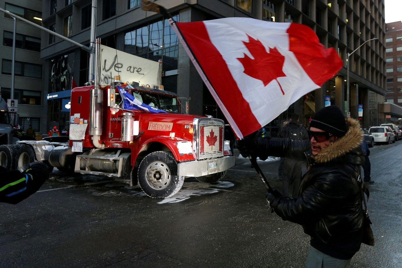Các tài xế xe tải biểu tình ở Ottawa. Ảnh: Reuters