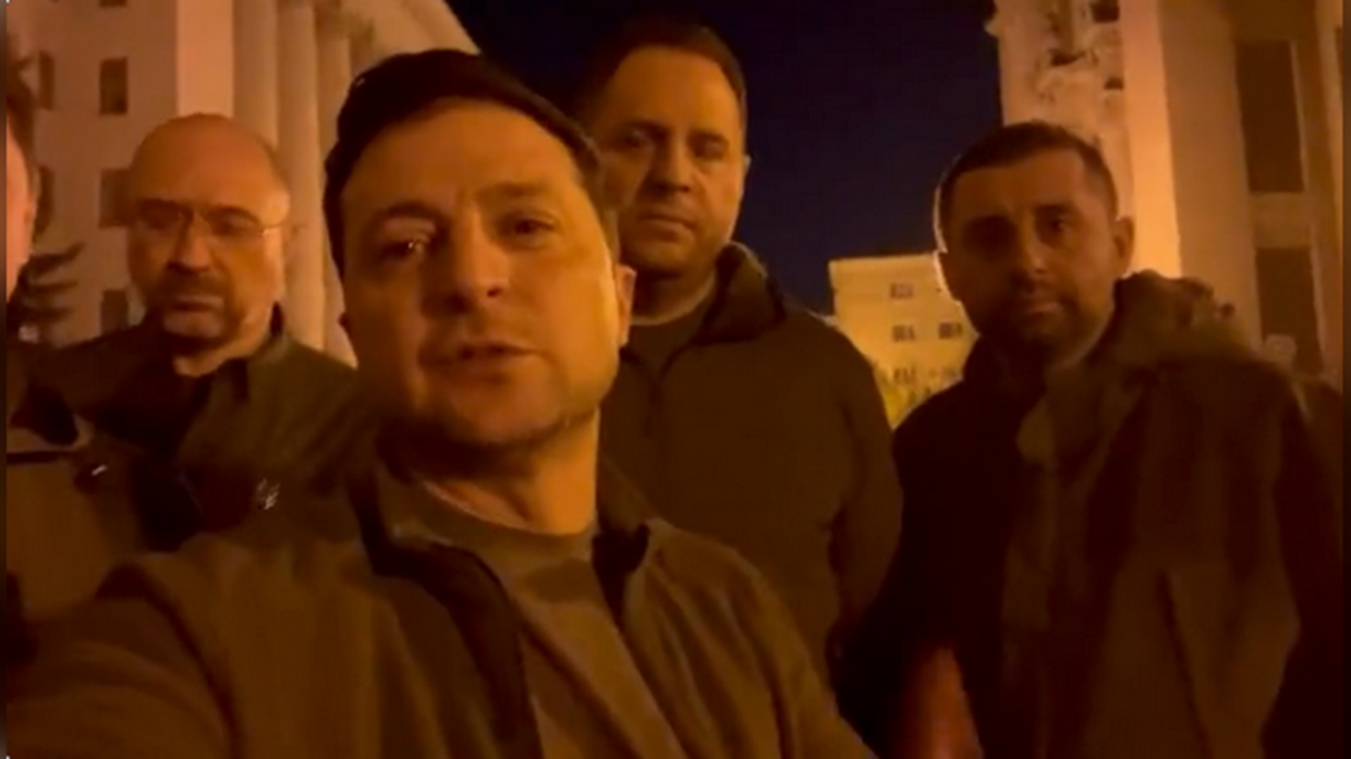 Hình ảnh ông Zelensky trên đường phố Kiev tối 25/2. Ảnh chụp màn hình