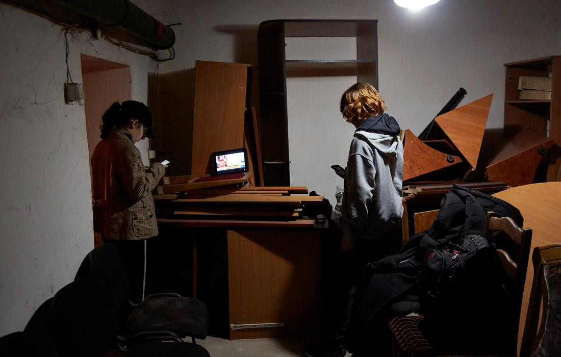 Người dân cập nhật tin tức về tình hình chiến sự. Ảnh: Getty