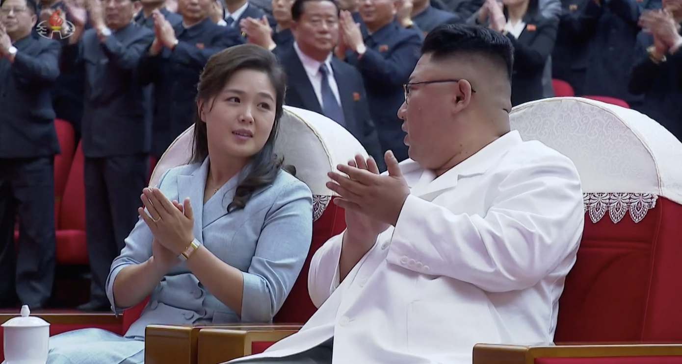 Chủ tịch Kim và phu nhân Ri trong một sự kiện hồi tháng 4/2021. Ảnh: NK News Chủ tịch Kim và phu nhân Ri trong một sự kiện hồi tháng 4/2021. Ảnh: NK News