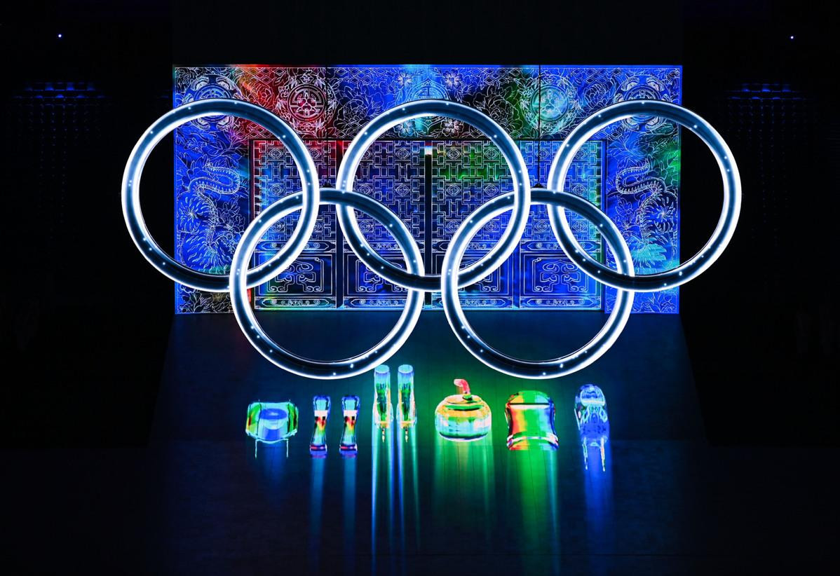 Với chủ đề “Câu chuyện Bông tuyết”, buổi lễ diễn ra trên một sân khấu được tạo thành bởi 11.600 mét vuông màn hình LED độ nét cao, mang lại hiệu ứng như trên sân băng. Tất cả những người tham gia biểu diễn đều đến từ Bắc Kinh và tỉnh Hà Bắc gần đó.