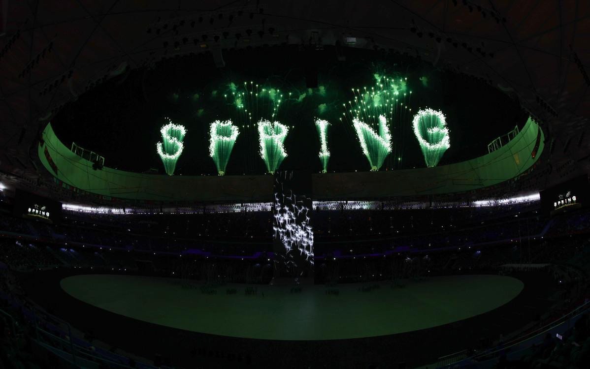 ...sau đó là màn bắn pháo hoa tạo hình chữ “Spring” (Mùa Xuân)