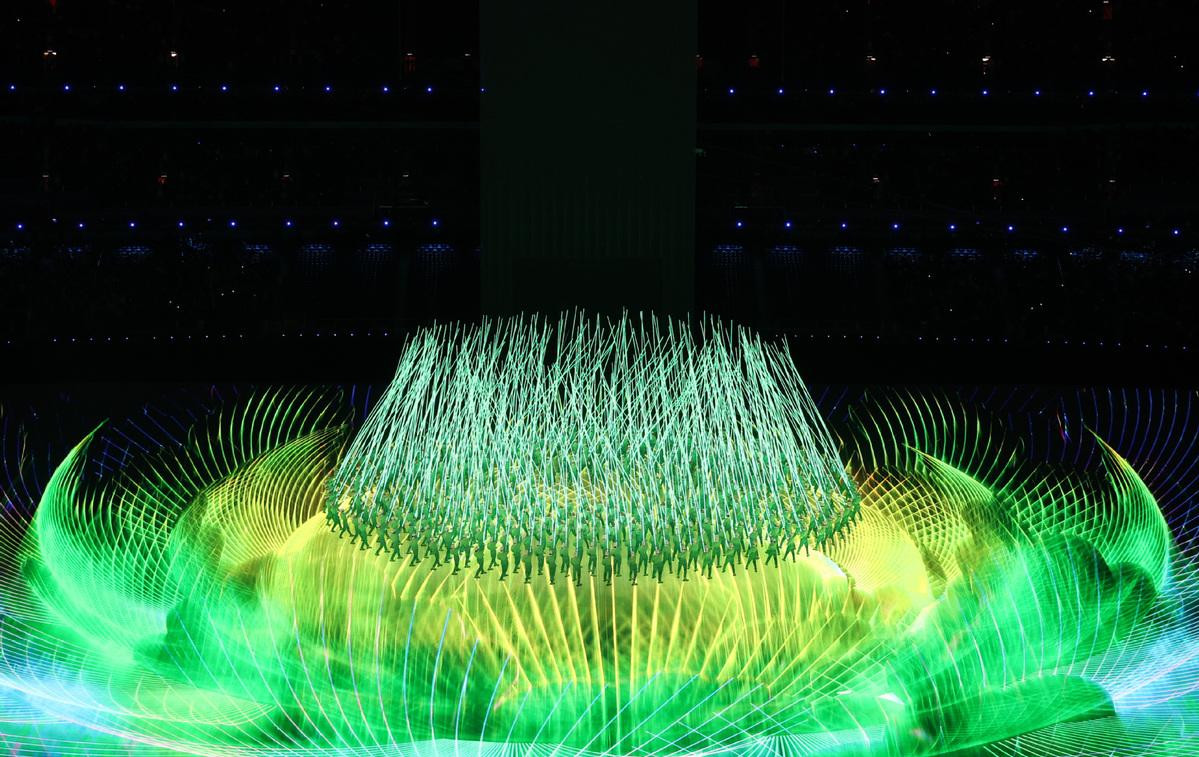 Thay vì bán vé, ban tổ chức Olympic đã gửi giấy mời đến một số nhóm khán giả nhất định. Những người đến sân cũng phải tuân theo các quy định nghiêm ngặt, bao gồm cả việc xét nghiệm.