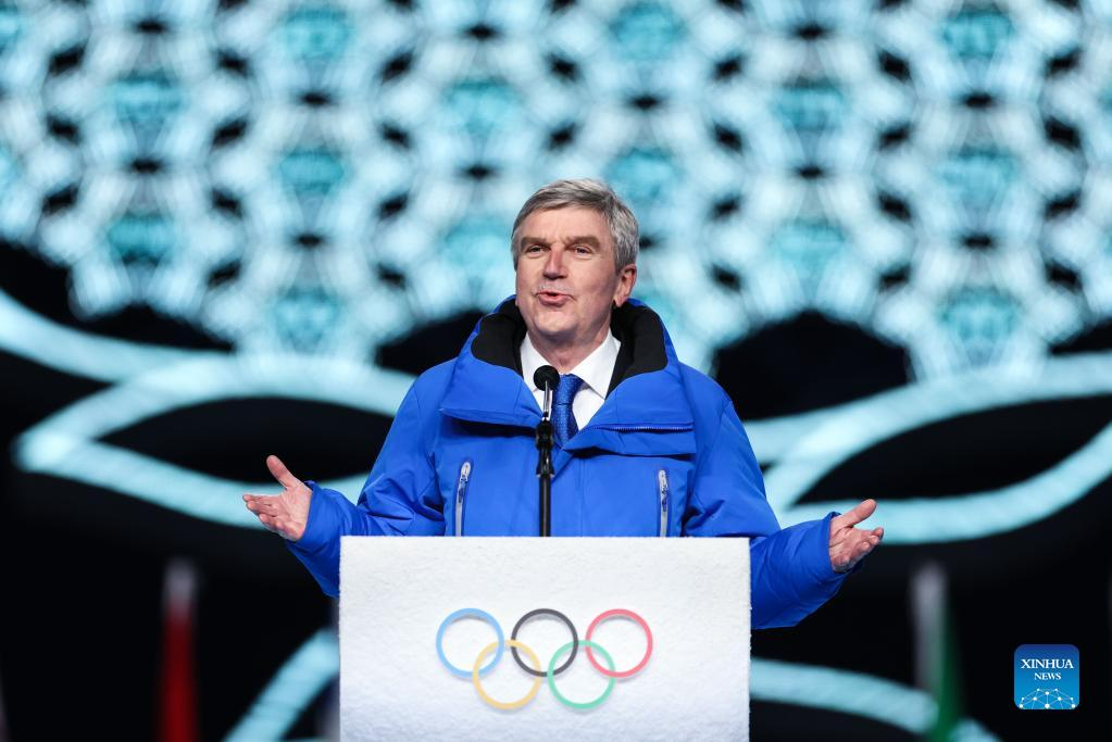 Phát biểu tại lễ khai mạc, Chủ tịch Ủy ban Olympic Quốc tế (IOC) Thomas Bach bày tỏ lòng biết ơn đối với Trung Quốc vì đã dốc sức tổ chức thế vận hội trong bối cảnh đại dịch.