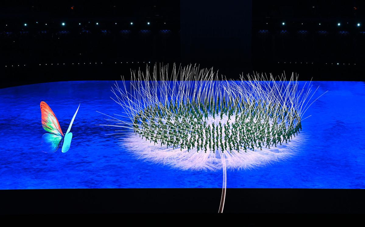 Được tổ chức đúng ngày Lập Xuân (ngày bắt đầu mùa Xuân theo quan niệm của người Trung Quốc), lễ khai mạc bắt đầu bằng tiết mục múa của các vũ công vẫy những cành cây xanh phát sáng...