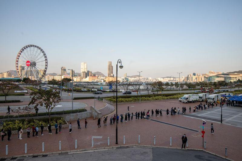 Người dân Hồng Kông xếp hàng chờ xét nghiệm hôm 4/2. Ảnh: Bloomberg