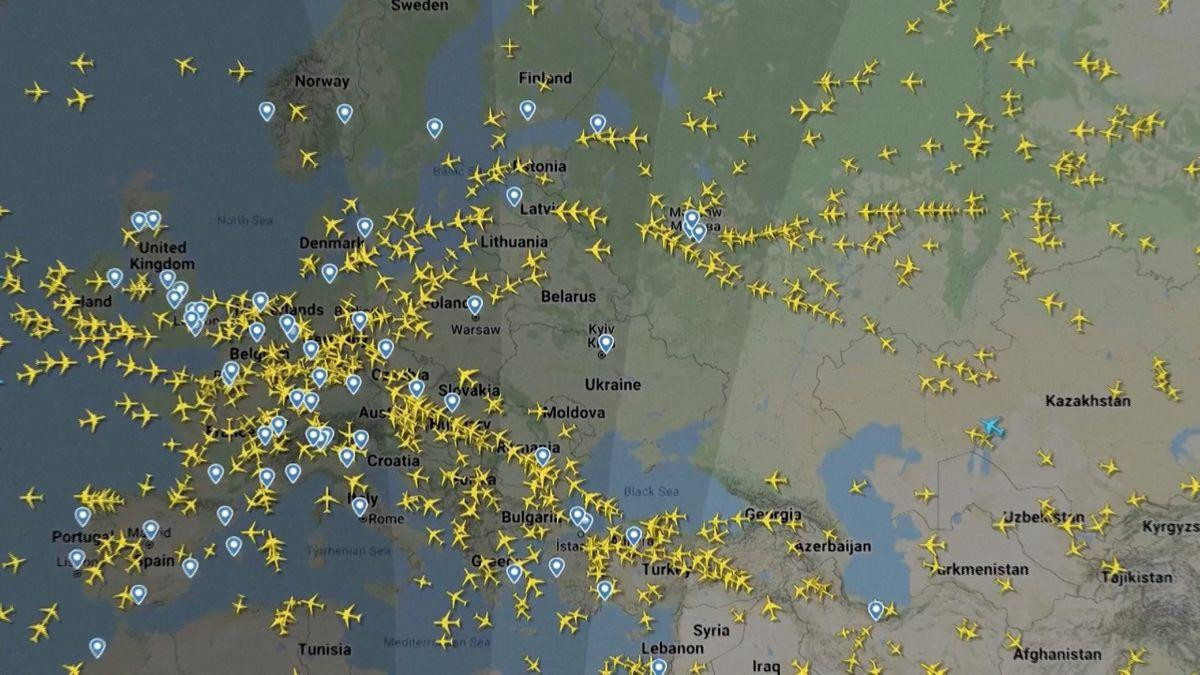 Hình ảnh từ FlightRadar24 cho thấy các máy bay tránh không phận Ukraine ngày 24/2. Ảnh: Reuters Hình ảnh từ FlightRadar24 cho thấy các máy bay tránh không phận Ukraine ngày 24/2. Ảnh: Reuters