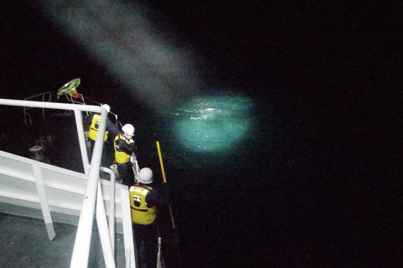 Lực lượng chức năng tìm kiếm xác chiếc máy bay gặp nạn. Ảnh: Reuters Lực lượng chức năng tìm kiếm xác chiếc máy bay gặp nạn. Ảnh: Reuters