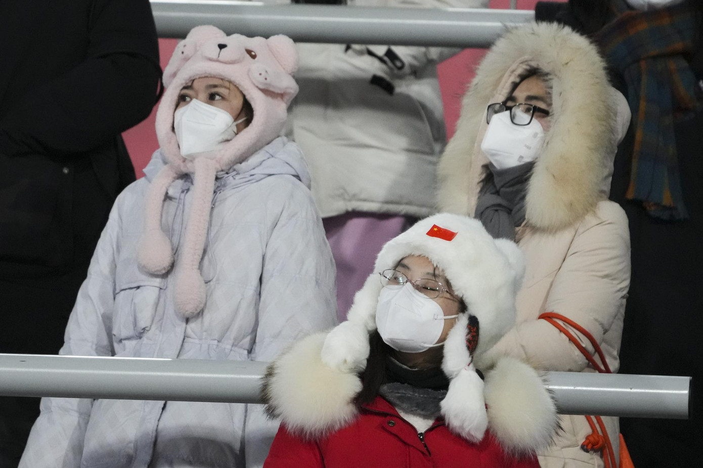 Khán giả xem thi đấu trượt tuyết nữ hôm 5/2 tại Trương Gia Khẩu (Hà Bắc, Trung Quốc). Ảnh: AP Khán giả xem thi đấu trượt tuyết nữ hôm 5/2 tại Trương Gia Khẩu (Hà Bắc, Trung Quốc). Ảnh: AP