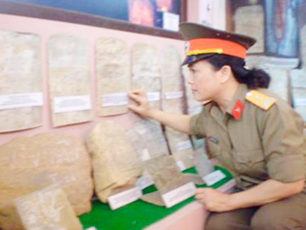 Trung tá Nguyễn Thị Tiến trong một lần tìm mộ liệt sĩ . Trung tá Nguyễn Thị Tiến trong một lần tìm mộ liệt sĩ