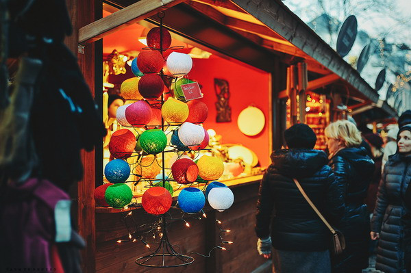 Ở đó, du khách có thể ngắm nghía thỏa thích vô vàn thứ đồ trang trí nhà cửa, cây Giáng sinh, đồ chơi, trang sức, đồ thủ công mỹ nghệ, vòng hoa Giáng sinh treo cửa đủ màu sắc.