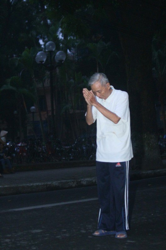 Từ 4h sáng, ông lão Nguyễn Khắc Phúc 83 tuổi đã đến khu vực nhà tang lễ để bái vọng Đại tướng Võ Nguyên Giáp. 