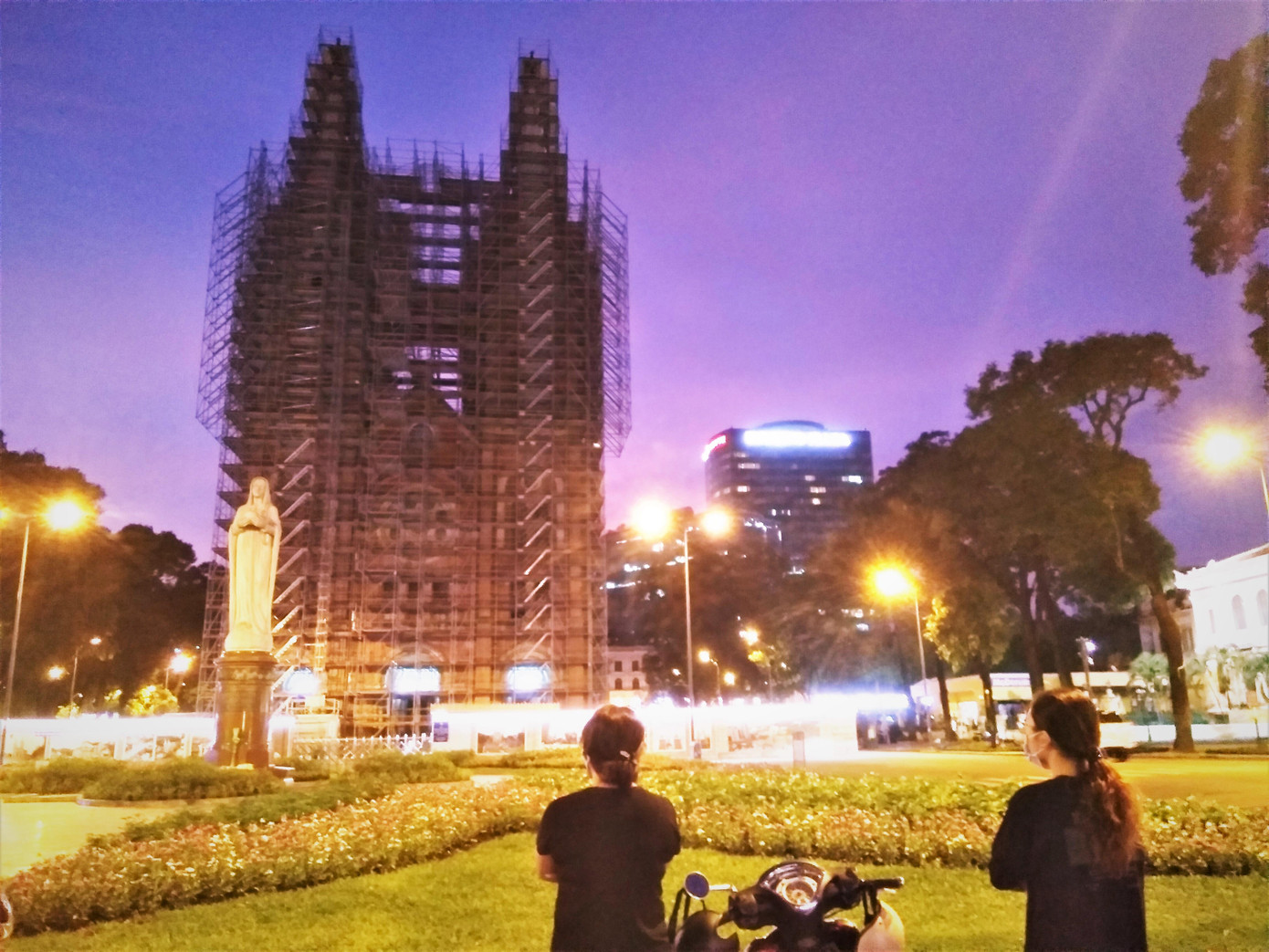 Hai người phụ nữ TPHCM tìm tới tượng Đức Mẹ tại Nhà thờ Đức Bà để khấn cầu xin sự bình an cho gia đình và mọi người trong đại dịch COVID-19.