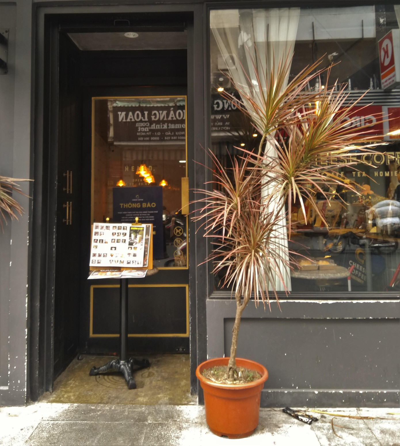 Đìu hiu vài nhân viên bán đồ uống đem về