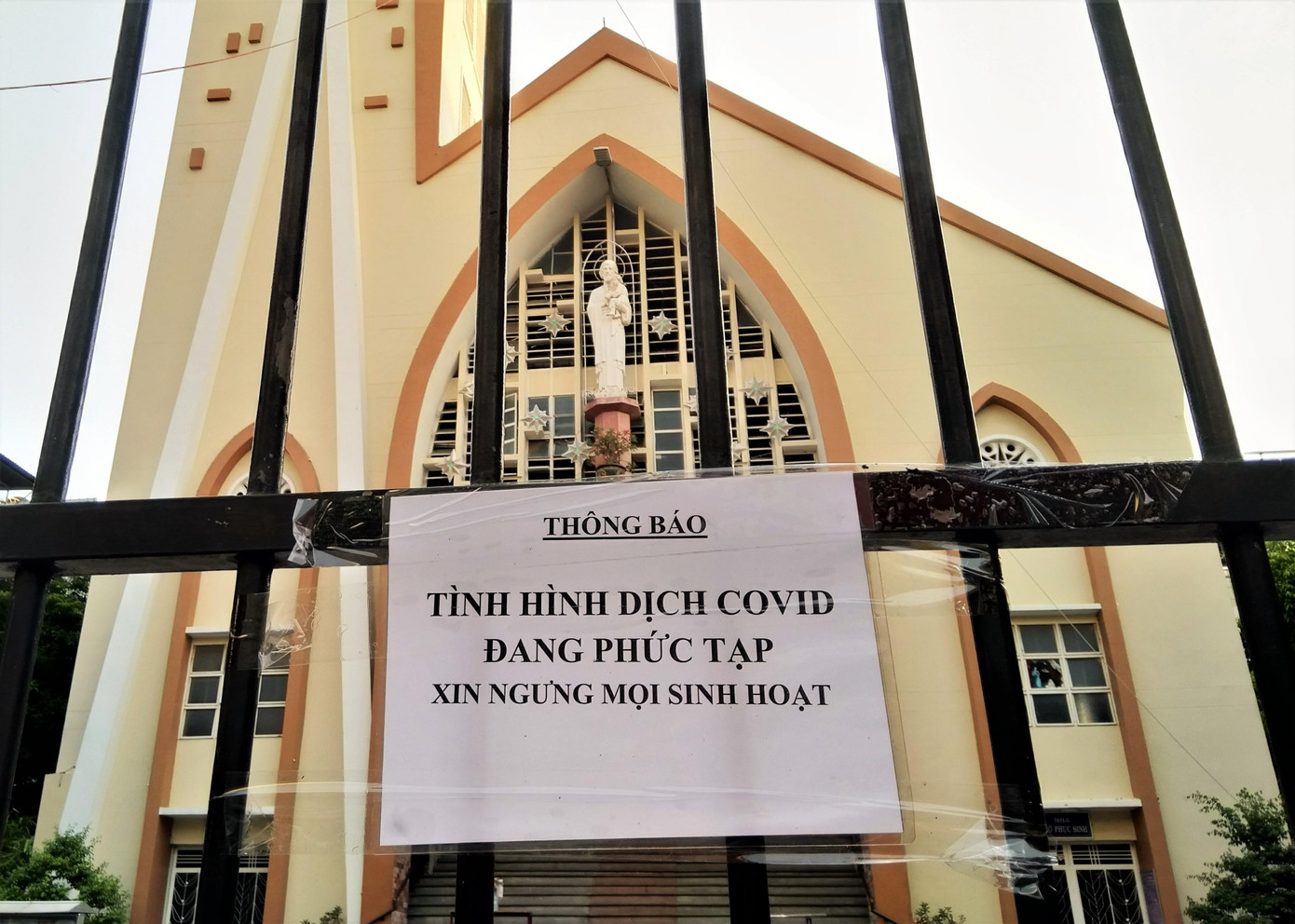 Nhà thờ Tân Sa Châu trên đường Lê Văn Sĩ, phường 2, quận Tân Bình, nơi hàng ngày phát hơn 400 suất cơm từ thiện thông báo: "Tình hình dịch COVID đang phức tạp, xin ngưng mọi sinh hoạt".
