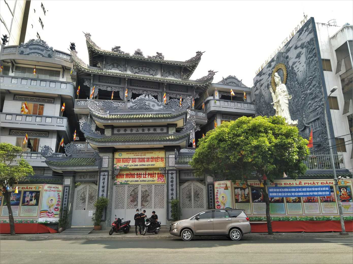 Ngôi chùa tại quận Bình Thạnh cửa đóng then cài, nội bất xuất, ngoại bất nhập.