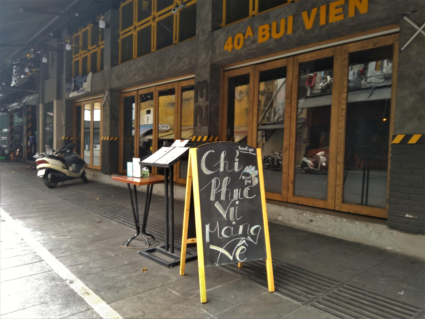 Mặc dù có biển: "Chỉ phục vụ mang về" nhưng cũng không thấy bóng dáng khách ghé thăm