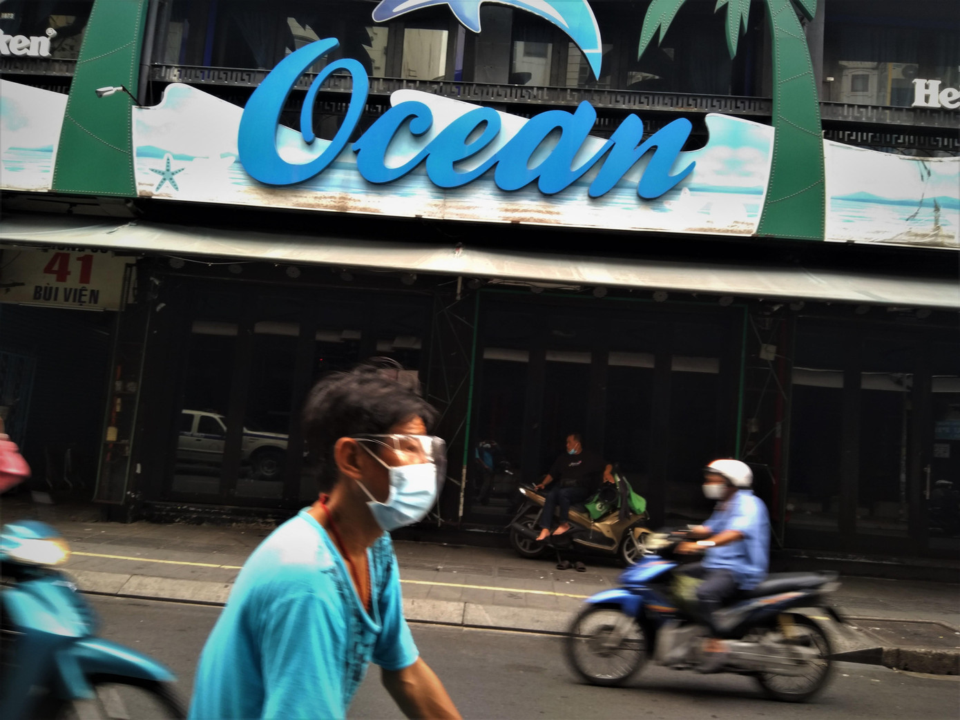 Trên phố chỉ còn những người lao động đi qua