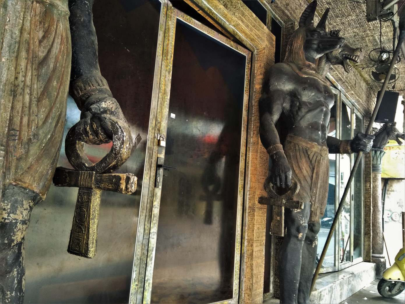 Phần lớn quán xá tại phố Tây Bùi Viện đã đóng cửa từ 0 giờ ngày 31/5/2021