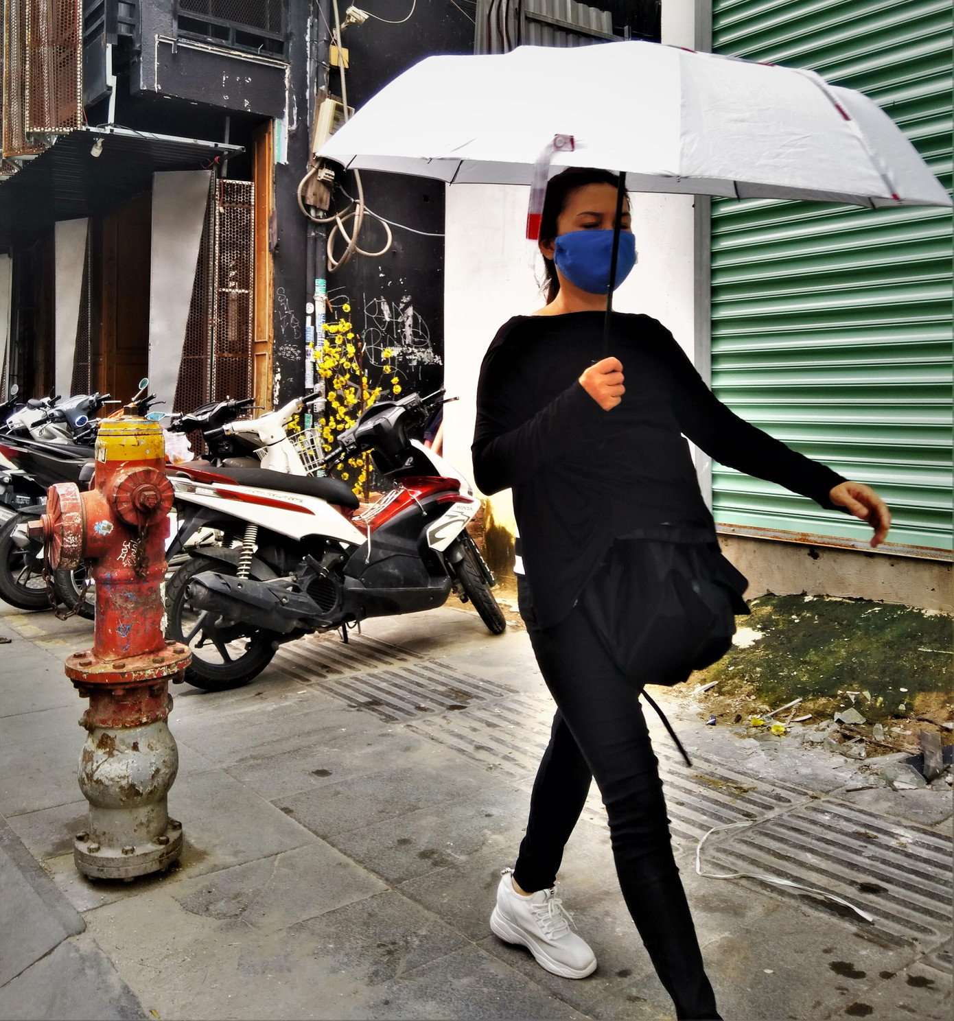 Hiếm hoi một du khách rảo bước trên hè phố mà không thấy ai vẫy chào