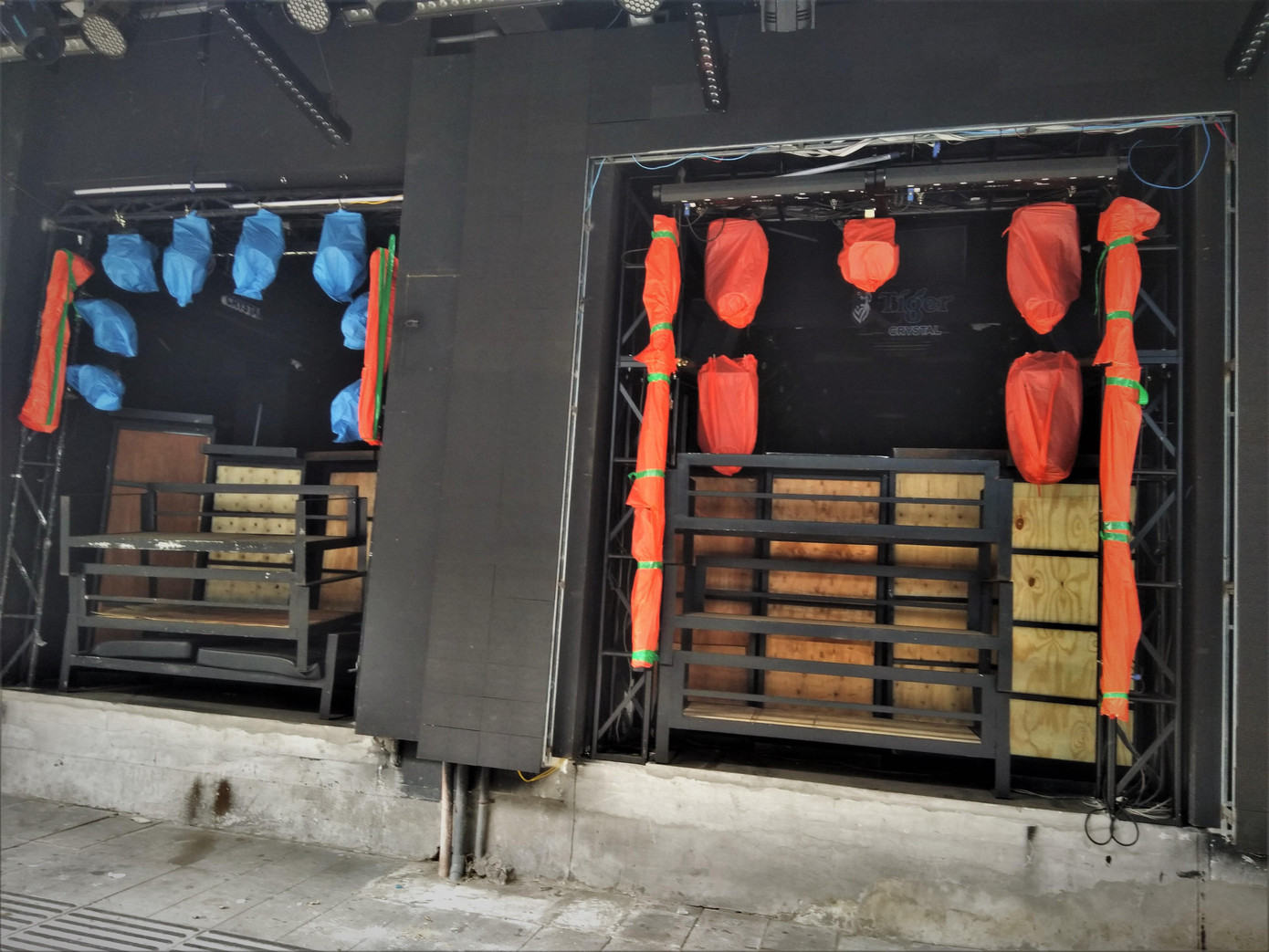 Các quán bar đã treo hết đèn màu