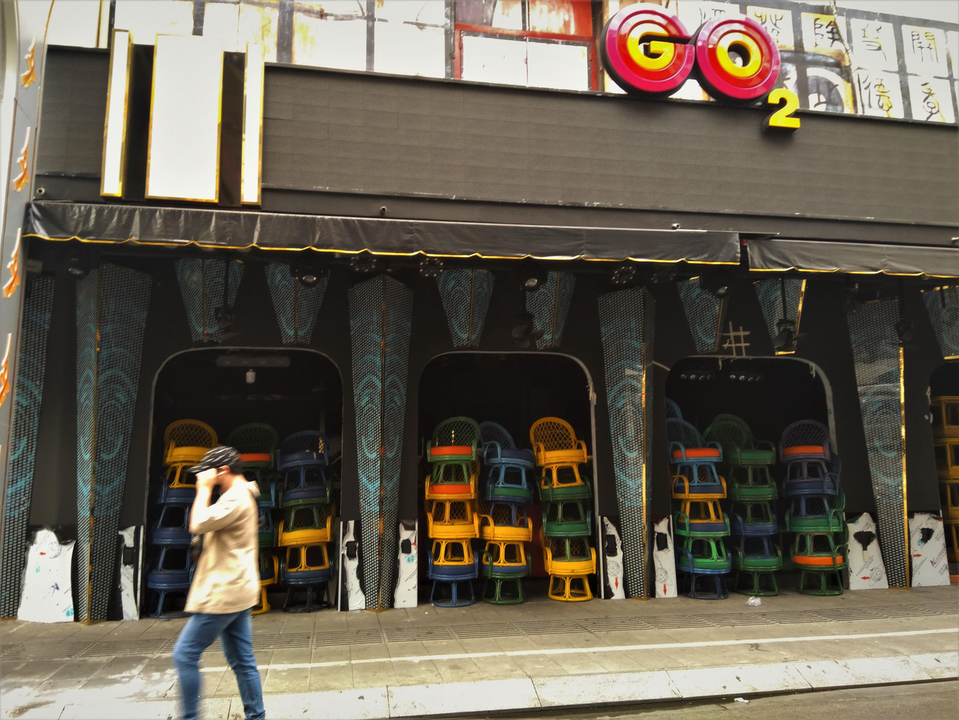 Những quán cà phê đông nghẹt giờ đây không bóng người