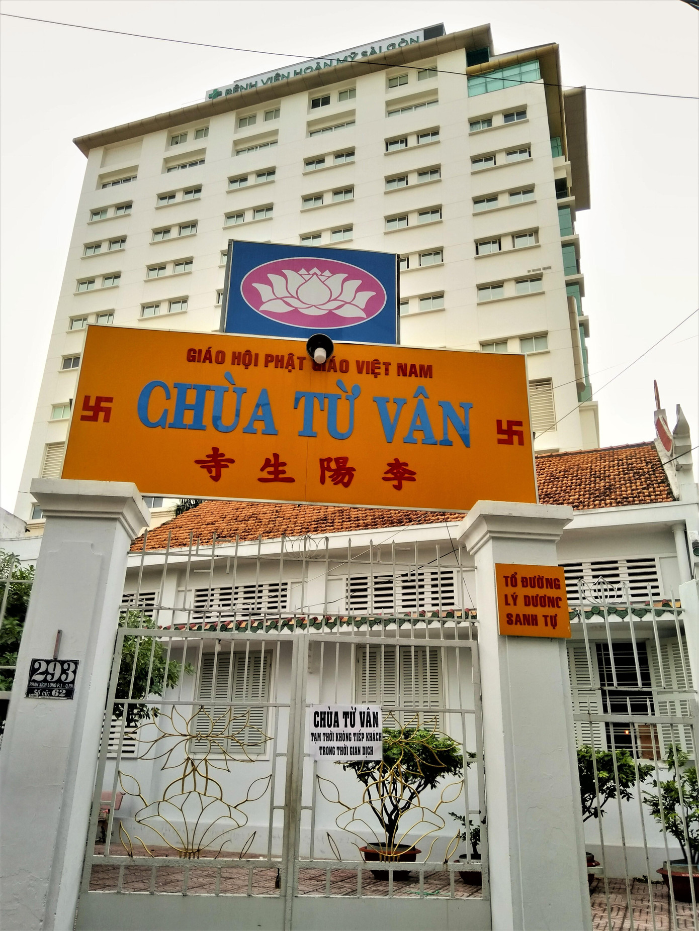 Chùa Từ Vân nằm liền kề với Bệnh viện Hoàn Mỹ Sài Gòn nơi vừa phát hiện một số ca nhiễm COVID-19 trong mấy ngày qua, vì vậy chùa đóng cửa tạm ngưng các hoạt động tín ngưỡng.