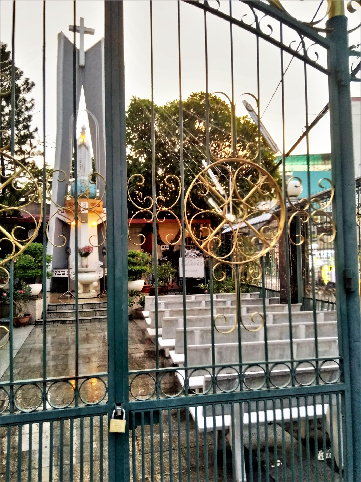 Một điểm cầu nguyện ngoài trời tại Khu cư xá Bắc Hải, Quận 10 được khóa chặt.