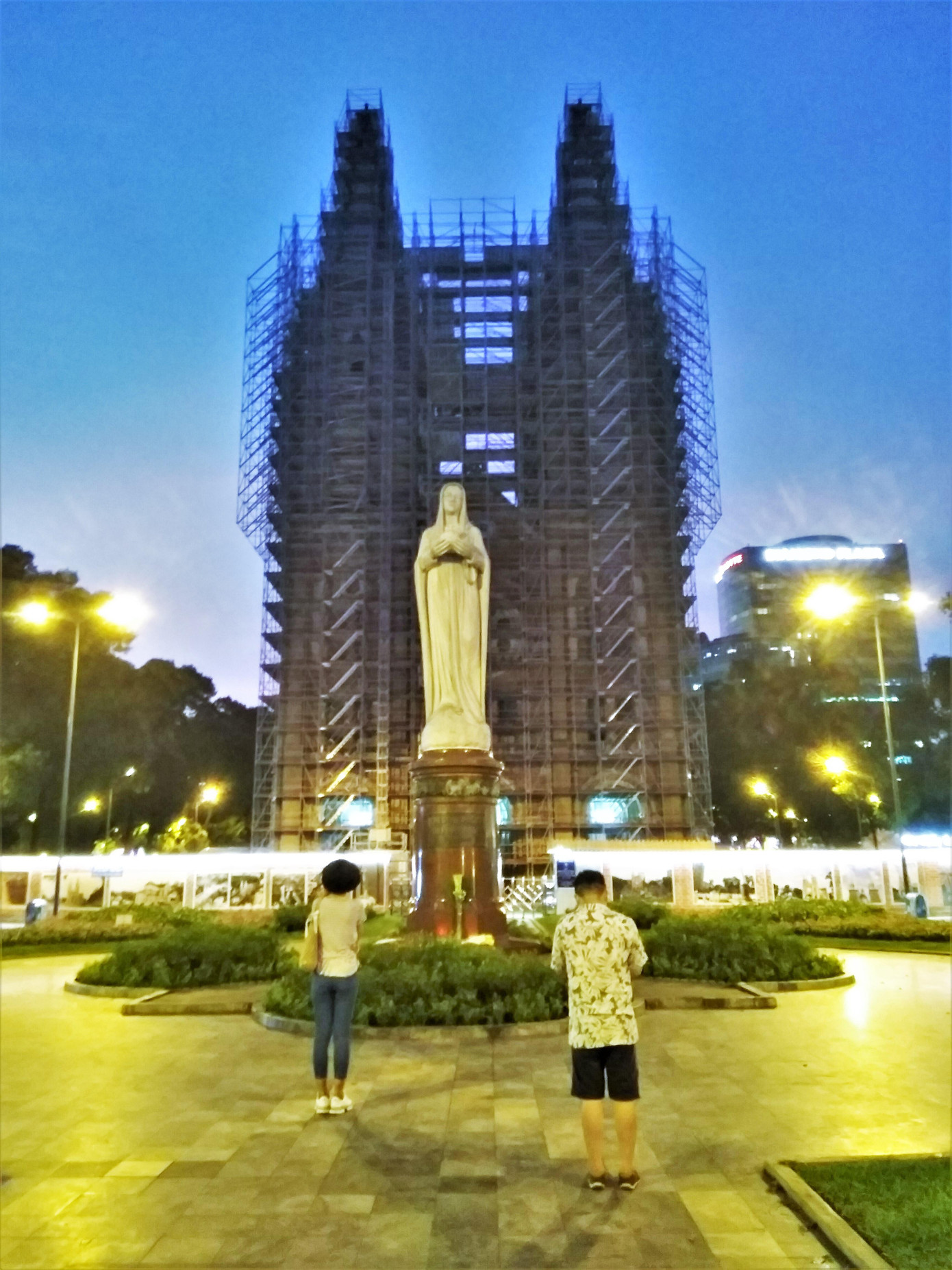 Lác đác vài khách nước ngoài tìm nơi lễ ngoài trời tại khuôn viên Nhà thờ Đức Bà tối 31/5/2021